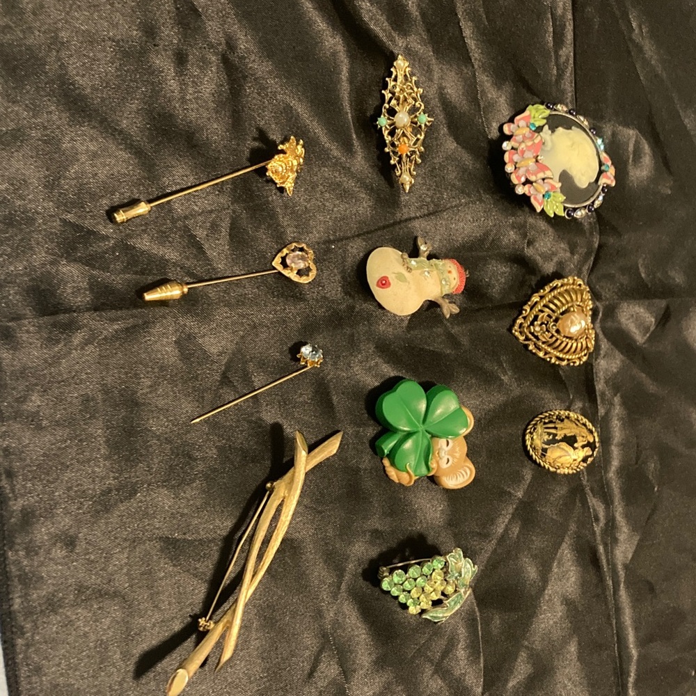 Vintage pin lot- 11 pins- costume jewelry